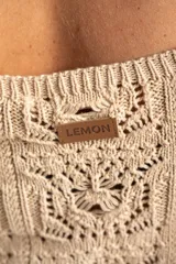 Top de algodón con diseño de tejido crochet y calce al cuerpo, con breteles finos y ruedo con terminación ondulada.