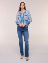 Chaqueta de tweed multicolor con textura tramada y detalles de denim deshilachado en la solapa, bolsillos y puños. Cuenta con escote redondo, frente abierto y bolsillos frontales.