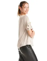 Blusa de satén color azul marino con escote en V y mangas cortas con tres capas de volados superpuestos.