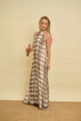 Vestido largo de gasa estampado a cuadros en tonos beige y negro, con cuello halter y diseño fluido.