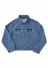 Chaqueta de jean estilo boxy, con corte amplio y cuadrado, solapas clásicas, cierre frontal de botones metálicos, bolsillos frontales con solapa y detalles desflecados en los bordes.