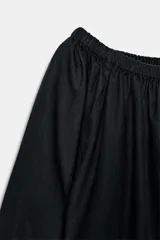 Blusa blanca de lino con escote recto y hombros descubiertos, manga abullonada tres cuartos terminada en elástico.