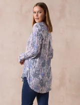 Camisa de mujer de rayón estampado, marca Grand & Greene. Tiene cuello con solapa, abertura central con botones y largo de espalda mayor al delantero.