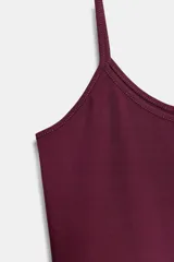 Camiseta ajustada de tirantes finos con escote redondo, confeccionada en tejido elástico de poliamida.