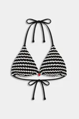 Top de bikini tipo triángulo de tirantes finos negros, con patrón de ondas blancas y negras en relieve. Presenta un pequeño dije en forma de corazón en el centro.
