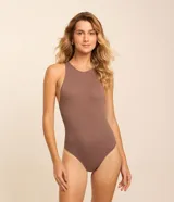 Body marrón sin copa, de cuello redondo y textura acanalada.