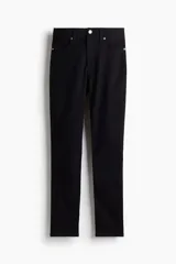 Jean skinny de tiro alto y color negro, con diseño clásico de cinco bolsillos, cierre de cremallera y botón metálico.