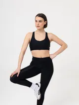 Top deportivo negro, tipo bralette o sujetador deportivo, con escote redondo y tirantes anchos.