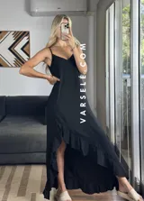 Vestido largo color marrón con breteles finos y volados asimétricos en el ruedo.