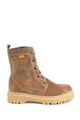 Bota de caña media Kiko's confeccionada en cuero gamuza negro, con sistema de acordonado frontal, ojales metálicos dorados y suela de goma dentada. Presenta un forro interior con estampado a cuadros en tonos rojos y una etiqueta decorativa naranja en el lateral.