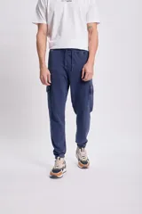 Pantalón deportivo cargo jogger azul marino con bolsillos laterales y tobillos ajustados.