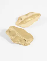 Aros colgantes de acero inoxidable color dorado con forma irregular.