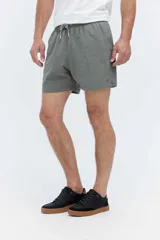 Short de baño verde militar con textura en relieve, cintura elástica con cordón ajustable y bolsillos laterales.