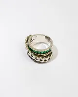 Anillo de plata 925 con dublé de oro, adornado con zirconias blancas y verdes.