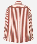 Camisa de tricolina Marfinno a rayas en color bordó y blanco, con cuello con solapa, cierre frontal de botones y mangas largas holgadas.