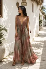 Vestido largo amplio y liviano, con tirantes finos ajustables con lazos y borlas, escote en V y diseño estampado estilo paisley.