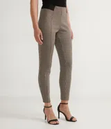 Pantalón tipo legging con estampado cuadrillé, corte ajustado al cuerpo y cintura elástica ancha en color negro contrastante.