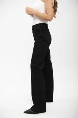 Jean de corte recto color negro, con diseño de rombos formados por pequeños brillos o tachas aplicadas en toda la prenda.