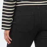 Pantalón negro de denim, corte flare, con bolsillos frontales tipo parche.