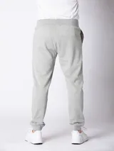 Pantalón de jogging gris claro, corte babucha, con cintura elástica ajustable con cordón.