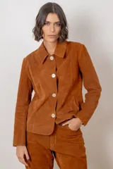 Blazer de gamuza color chocolate, con cuello camisero, cierre frontal de botones claros y corte recto.