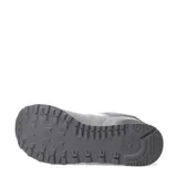 Championes urbanos New Balance modelo 574, color gris con detalles en blanco y negro. Confeccionados en una combinación de gamuza y malla, presentan el logo 'N' característico en los laterales y entresuela con tecnología ENCAP para mayor amortiguación.