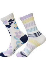 Pack de dos pares de medias de algodón de caña media. Un par presenta un estampado abstracto con manchas en tonos azul, lila y amarillo, mientras que el otro par tiene un diseño de rayas horizontales multicolores en tonos lila, amarillo, celeste y azul marino.
