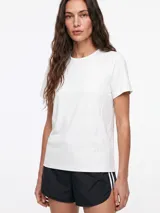 Remera deportiva negra de manga corta, con costuras laterales visibles y calce ajustado.