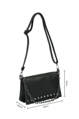 Bandolera negra con solapa, correa ajustable y desmontable. Decorada con una cadena metálica en el frente y tachas hexagonales plateadas en la parte inferior.