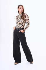 Remera de manga larga con cuello alto, confeccionada en algodón con estampado animal print de leopardo en tonos beige, negro y blanco. Presenta un corte ajustado al cuerpo.