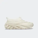 Zuecos Crocs Echo Storm color crema con suela de goma y orificios de ventilación.