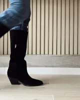 Bota de caña media color marrón chocolate, de gamuza, con punta fina y taco cónico.