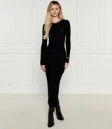 Vestido largo negro ajustado de punto acanalado, con cuello redondo, mangas largas y cinta entrecruzada en la cintura.
