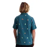 Camisa celeste de manga corta con cuello abotonado y estampado de figuras geométricas en tonos amarillo, naranja y verde.