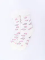 Medias térmicas de sherpa de color blanco con estampado animal print en tonos grises y rosados, con puño de corderito sintético y suela antideslizante.
