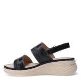 Sandalias de plataforma baja con tiras anchas en color beige y detalles texturizados brillantes. Posee cierre con tira ajustable en el talón y plantilla acolchada.