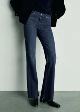 Jeans tiro medio de corte campana y estilo flare, con diseño de cinco bolsillos, trabillas para cinto y cierre delantero de cremallera y botón.