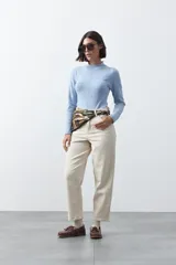Pantalón de tiro alto con silueta barrel, de calce relajado con volumen en las piernas y ajuste hacia el ruedo. Confeccionado en tejido de algodón con elastano.