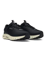 Championes Under Armour modelo Summit Trek, con diseño inspirado en los años 90. Presentan una parte superior de malla ligera en color negro con superposiciones sintéticas, mediasuela de doble densidad en tono crema y suela de goma con tacos para mayor tracción.