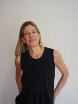 Blusa de algodón color negro, sin mangas, con cuello redondo y diseño de delicadas tablas en el frente, con terminaciones levemente desflecadas.