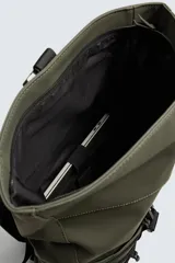 Mochila técnica de acabado engomado en color negro. Cuenta con cierre de solapa con hebilla de liberación rápida, compartimento interior para dispositivos electrónicos de hasta 13 pulgadas, bolsillo frontal plano, parte posterior acolchada con banda para equipaje, asa de mano y correas de hombro ajustables.