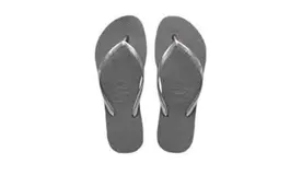 Sandalias de goma Havaianas modelo Slim, color gris oscuro, con tiras finas metálicas y diseño clásico de dedo.
