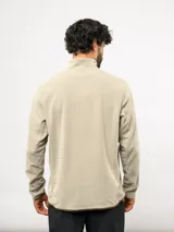 Buzo de entrenamiento Umbro con medio cierre frontal, cuello alto y bolsillo en el pecho de nylon con cierre. Presenta una textura sutil en el tejido y logo de la marca estampado en el bolsillo.