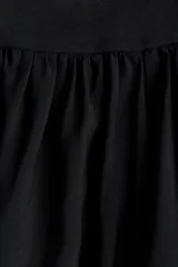 Vestido midi negro de mezcla de viscosa, con escote cuadrado y breteles finos dobles con detalle de moña. Canesú ajustado con parte posterior de punto smock y falda fruncida con volumen.