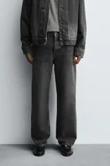 Jeans straight fit de denim de algodón color negro con efecto lavado. Cuentan con cinco bolsillos y cierre frontal de botonadura.