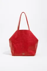 Bolso shopper grande Bimba Y Lola de piel vacuna roja con grabado efecto cocodrilo, doble asa de hombro y logo metálico frontal.