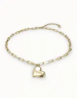 Collar de cadena de eslabones medianos con dije de corazón central, bañado en oro de 18k.