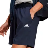 Short Adidas color azul marino con logo blanco, cintura elástica con cordón ajustable y tecnología Aeroready.