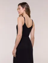 Vestido maxi de modal marca As U Wish, de color negro, con escote redondo, tirantes finos regulables y cintura elástica fruncida.