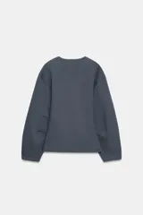 Jersey de cuello redondo y manga larga, confeccionado en tejido de punto elástico con trama compacta. Presenta un diseño con pinzas en la cintura que le otorgan una silueta entallada.